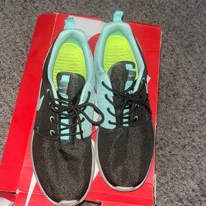 womens Nike size 8 Rosherun tennis shoe mint/aqua with grey